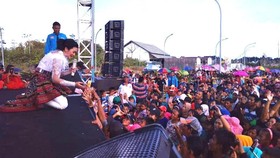 Musik Dangdut Sedot 1.600 Turis Malaysia ke Nanga Badau
