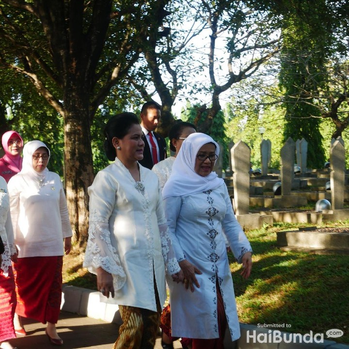 <p>Cantiknya Iriana Jokowi mengenakan kebaya putih dengan setelan kain batik, saat mengunjungi Taman Makam Pahlawan Kalibata, Jakarta, bersama Mufidah Kalla, istri Wakil Presiden RI, Jusuf Kalla. (Foto: Amelia Sewaka/HaiBunda)</p>