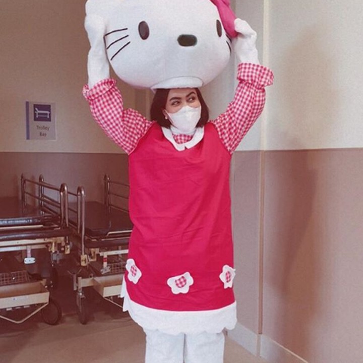 <p>Nah, inilah sosok di balik kostum Hello Kitty tersebut, tidak lain <a href="https://www.haibunda.com/mom-life/d-4328890/permintaan-haru-putri-denada-saat-jalani-kemoterapi" target="_blank">Denada</a>, ibunda Shakira. Demi membahagiakan sang buah hati, Denada rela menjadi Hello Kitty, bahkan kostum ini dia datangkan dari Jakarta ke Singapura. Sweet banget ya, Bun. (Foto: Instagram @denadaindonesia)</p>