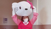 <p>Nah, inilah sosok di balik kostum Hello Kitty tersebut, tidak lain <a href="https://www.haibunda.com/mom-life/d-4328890/permintaan-haru-putri-denada-saat-jalani-kemoterapi" target="_blank">Denada</a>, ibunda Shakira. Demi membahagiakan sang buah hati, Denada rela menjadi Hello Kitty, bahkan kostum ini dia datangkan dari Jakarta ke Singapura. Sweet banget ya, Bun. (Foto: Instagram @denadaindonesia)</p>