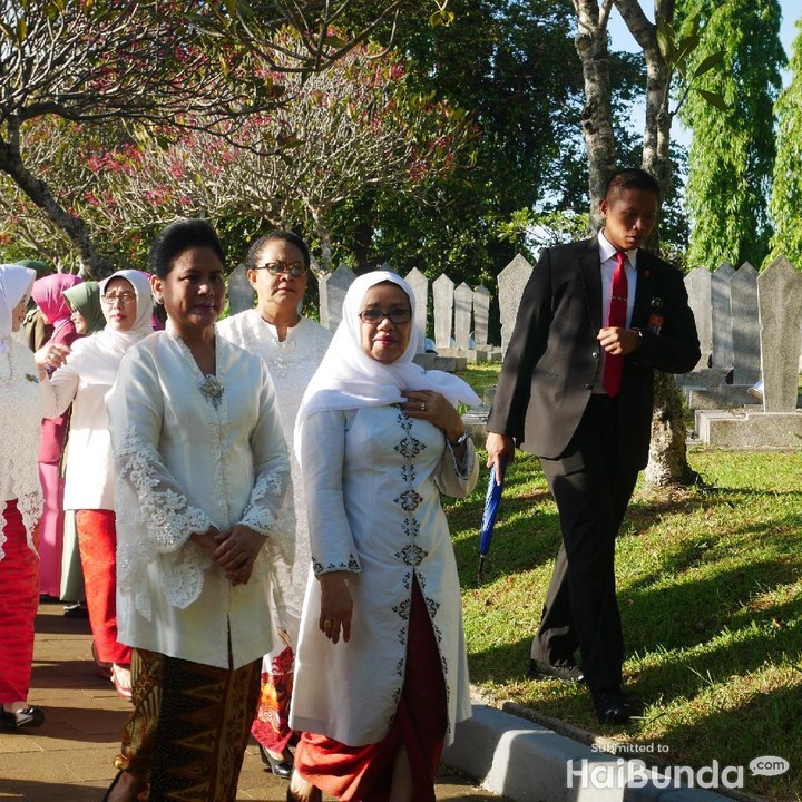 <p>Senyum Iriana, Yohana Yembise dan Mufidah Jusuf Kalla pada awak media di tengah perjalanan menuju ketiga makam.  </p>