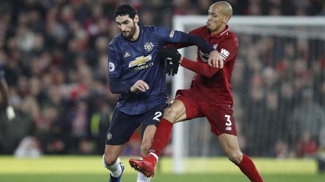 Gelandang Manchester United Marouane Fellaini menjadi sorotan usai pertandingan melawan Liverpool di Stadion Anfield dalam lanjutan pertandingan Liga Inggris.