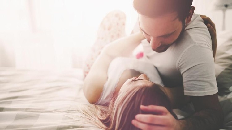 ilustrasi pasangan Sensual romantic foreplay by couple in love in bed