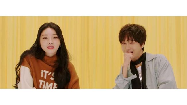 Berkolaborasi dalam 'Whatcha Doin', Yesung dan Chungha terlihat saling gengsi di video musik yang memiliki warna-warna menggemaskan.