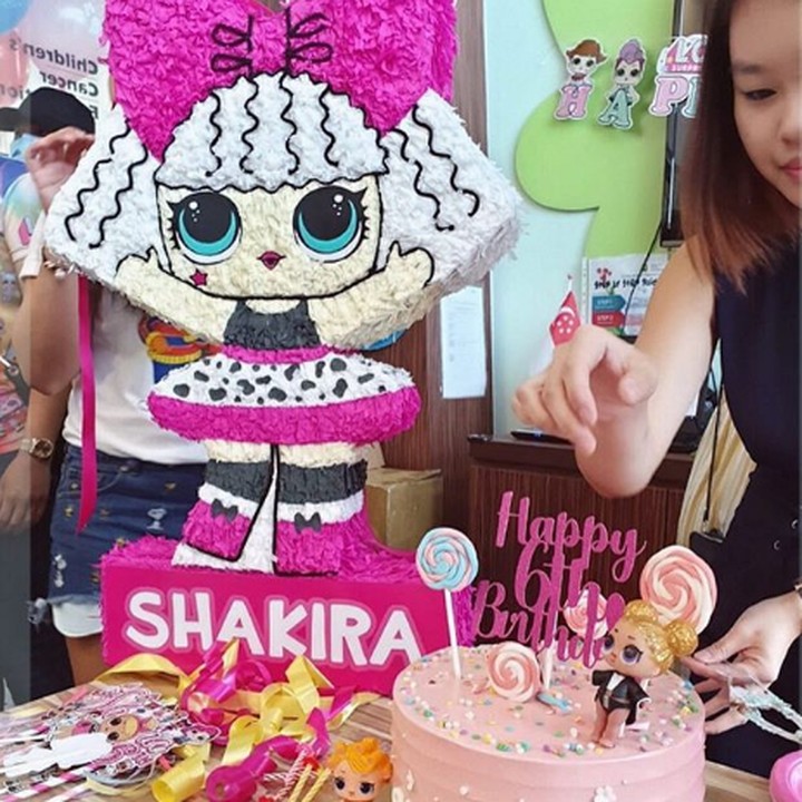 <p>Wah, cantik sekali birthday cake and cookies milik <a href="https://hot.detik.com/celeb/d-4339795/permintaan-jerry-aurum-di-hari-ulang-tahun-shakira?_ga=" target="_blank">Shakira </a>ini ya. (Foto: Instagram @denadaindonesia)  </p>