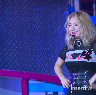 Tampil Serba Hitam, Intip Gaya Hyoyeon di HUT Transmedia