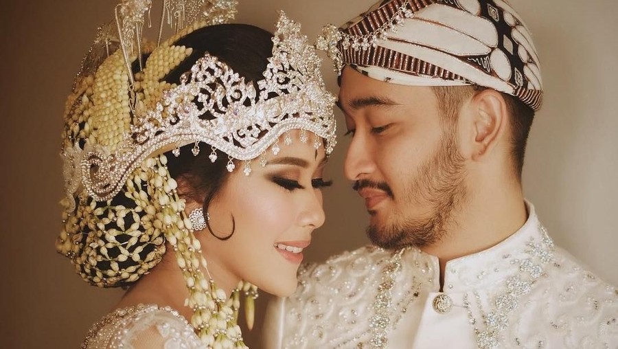 Syahnaz Sadiqah - Jeje Govinda Berikut daftar tujuh pernikahan artis paling menghebohkan di 2018.