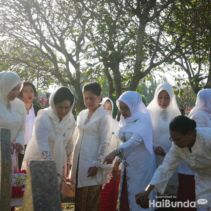 <p>Semua ikut menebar bunga dan menyiram air.  </p>