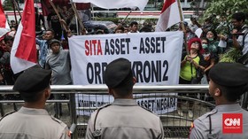 Sekelompok Massa Geruduk Gedung Granadi Tuntut Penyitaan