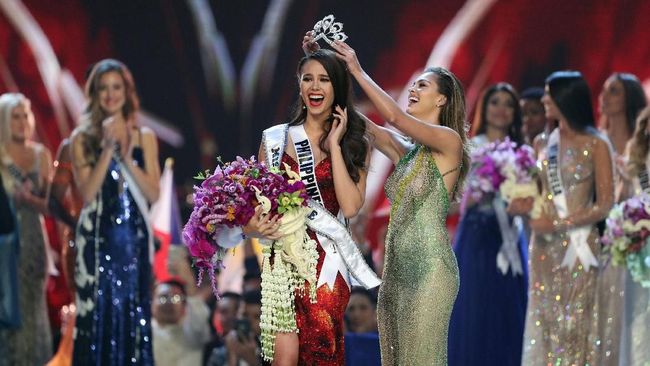 Wakil Filipina, Catriona Gray terpilih jadi Miss Universe 2018. Dia berhasil mengalahkan 93 kontestan lainnya dan menyabet gelar dan mahkota Miss Universe 2018.