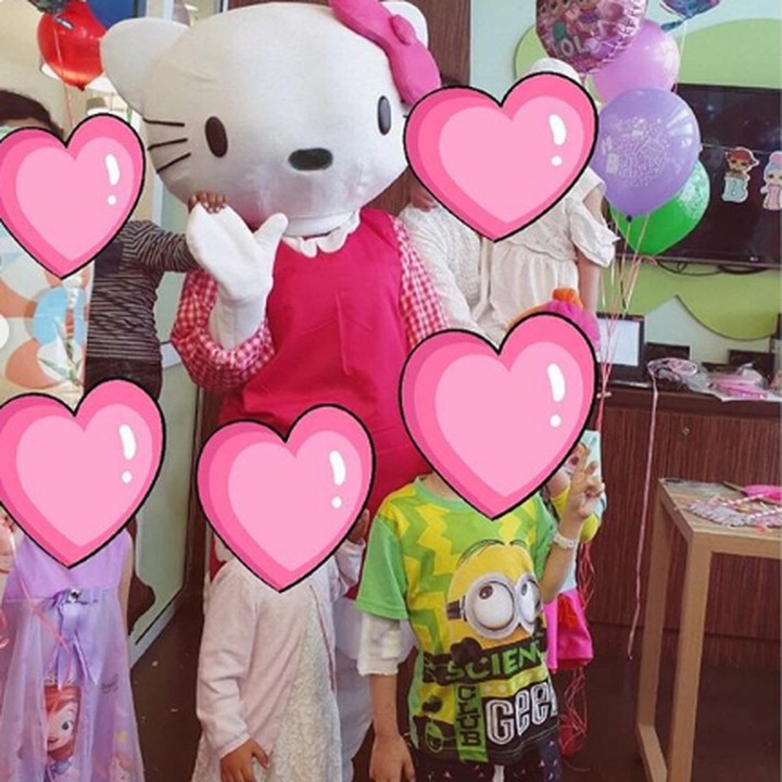 <p>Hello Kitty dan teman-teman Shakira, yang membuat suasana semakin meriah. (Foto: Instagram @denadaindonesia)  </p>
