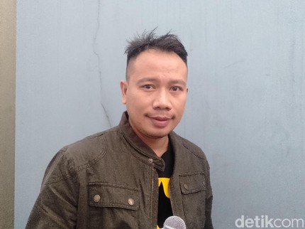 Memahami Kesedihan Vicky Prasetyo yang Sedang Berduka Cita