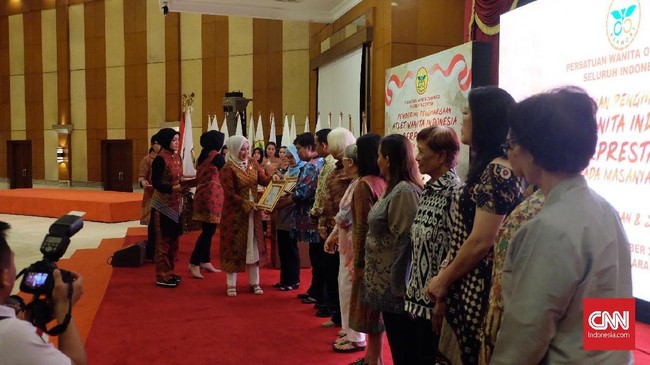 Sejumlah atlet wanita berprestasi pada masanya mendapat penghargaan dari Persatuan Wanita Olahraga Seluruh Indonesia (PERWOSI) di PTIK, Senin (17/12).