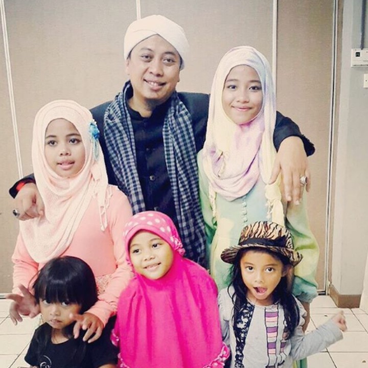 <p>Potret <a href="https://hot.detik.com/celeb/d-4346773/bebi-silvana-tegaskan-tidak-dipoligami-opick?_ga=" target="_blank">Opick</a> dan kelima anak perempuannya. Mana coba yang paling mirip? (Foto: Instagram @opick_tomboati)</p>
