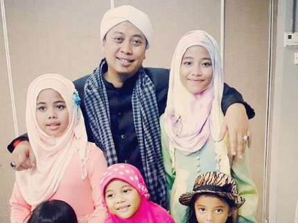Intip Momen Kedekatan Opick dengan Kelima Putrinya