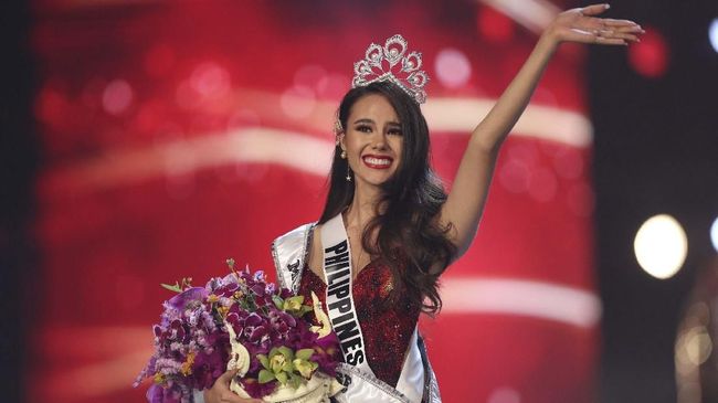Saat Miss Universe 2018 Catriona Gray berusia 13 tahun, ibunya pernah bermimpi putrinya itu akan menjadi Miss Universe dalam balutan gaun merah. 