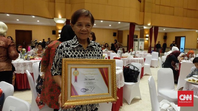 Tati Sumirah merupakan legenda badminton Indonesia peraih Piala Uber 1975 yang juga penghobi sepeda motor Vespa.