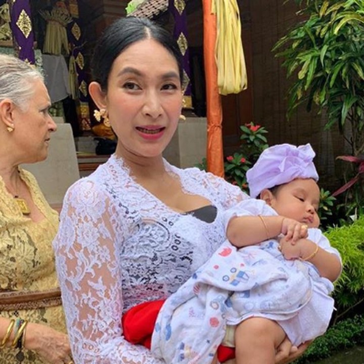 <p>Memakai baju kebaya khas Bali, <a href="https://hot.detik.com/celeb/d-3969199/kabar-bahagia-happy-salma-hamil-anak-kedua" target="_blank">Happy Salma</a> tampil sangat anggun ya, Bun. (Foto: Instagram @ happysalma)  </p>