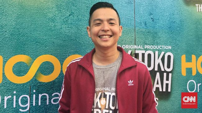 Sutradara Ernest Prakasa mengakui dirinya menggarap atau terlibat dalam proyek dan berencana untuk mengambil cuti.