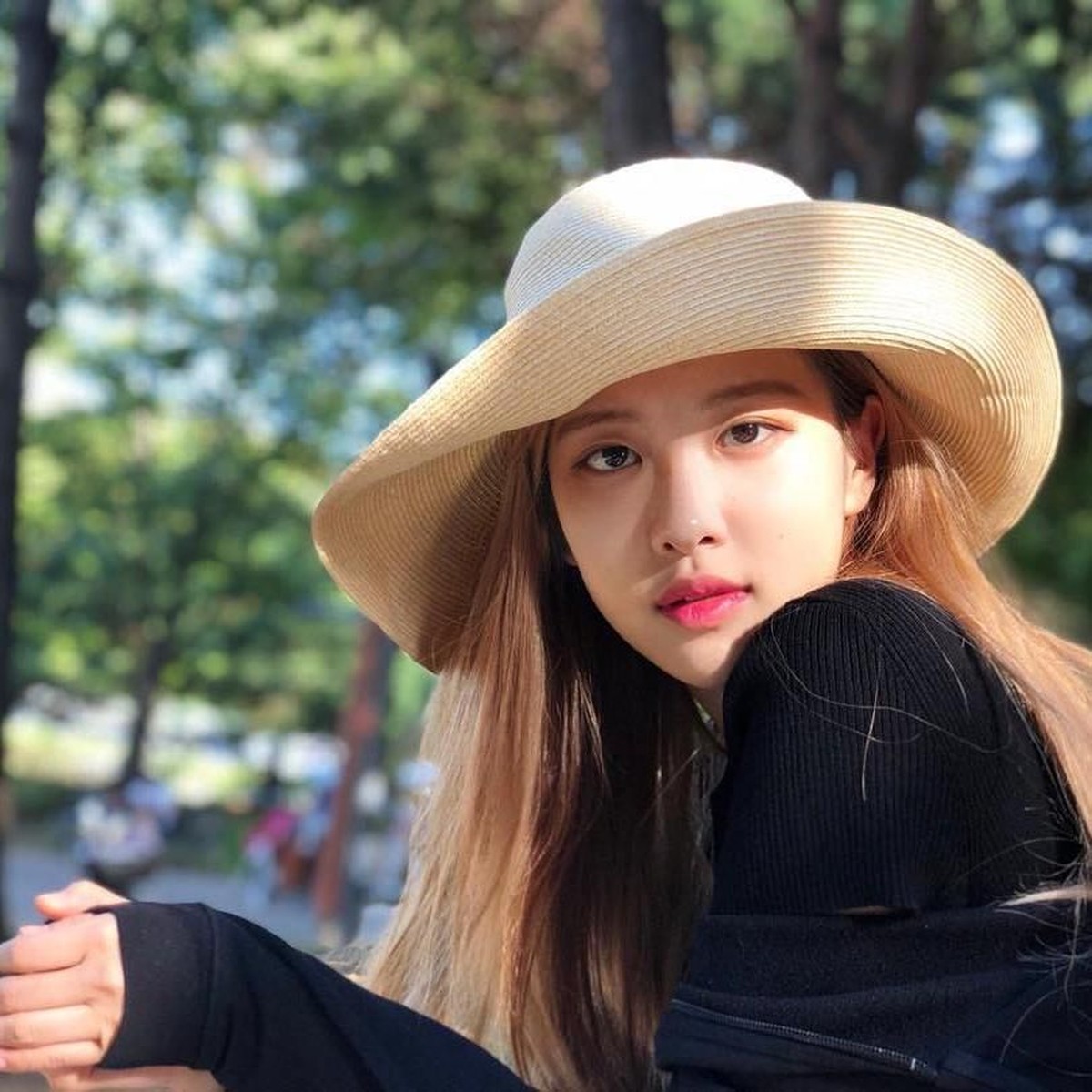 Rose BLACKPINK berulang tahun pada hari ini &lpar;11&sol;2&rpar;&period; Yuk&comma; simak 6 transformasi kecantikan Rose dari masa ke masa&period;