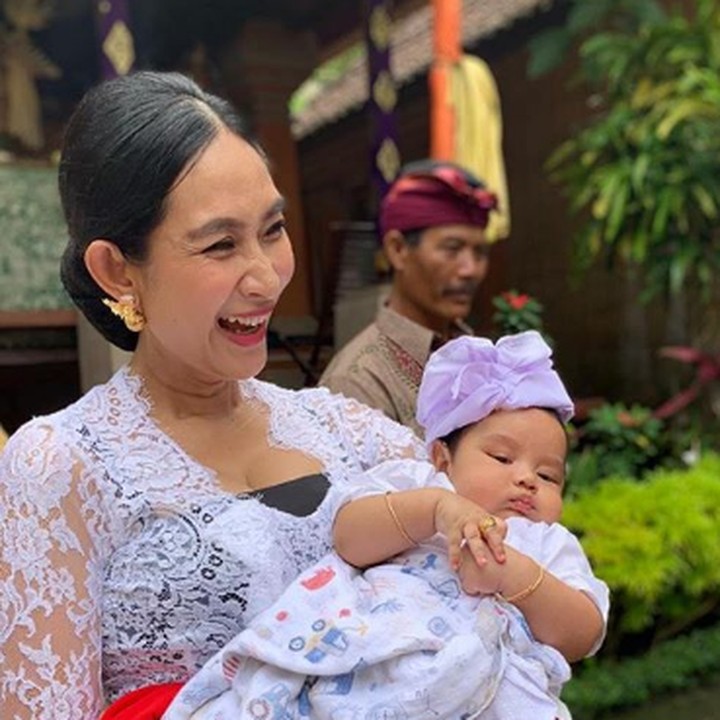 <p>Seru deh acaranya. Semoga kelak Tjokorda Ngurah Rayidaru Kerthyasa menjadi anak yang berbakti kepada orang tua dan menjadi orang yang sukses ya. (Foto: Instagram @ happysalma)  </p>