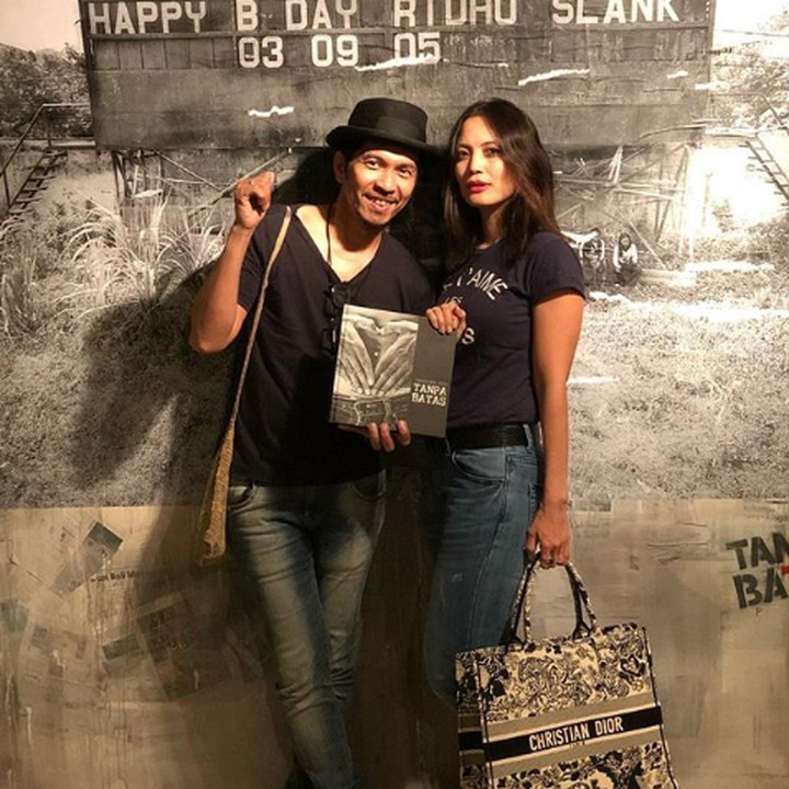 <p>Adem banget ya, Bun, melihat kebersamaan gitaris <a href="https://hot.detik.com/celeb/559601/ridho-slank-dan-anting-anting-spesial" target="_blank">'Slank', Ridho</a> bersama sang istri, Ony Seroja Hafiedz (Foto: Instagram @ seroja_hafiedz)  </p>