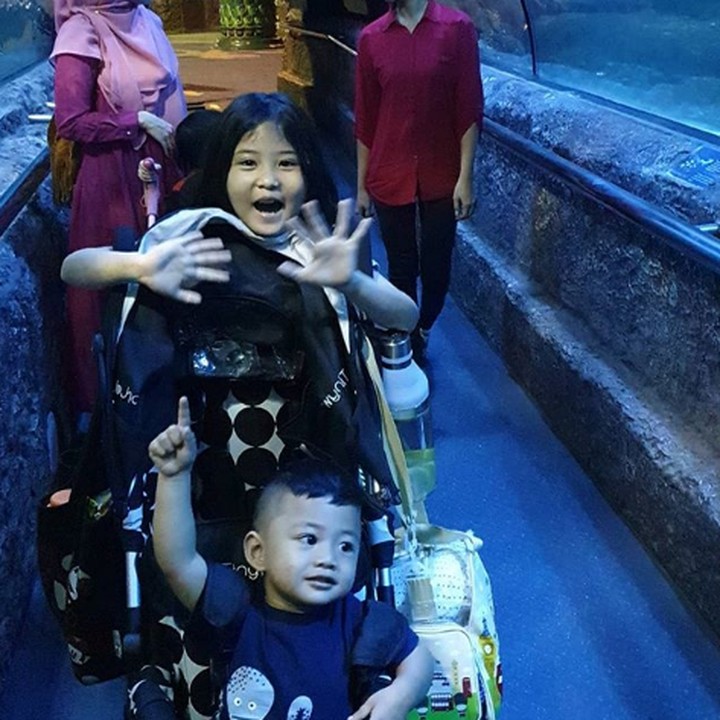 <p>Seru banget nih, Mandala ajak anak-anaknya main ke seaworld. (Foto: Instagram @mandala_abadi_shoji)</p>