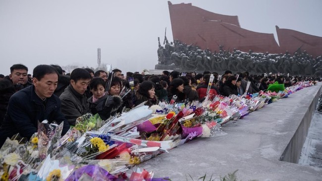 FOTO: Korut Peringati Tujuh Tahun Kematian Ayah Kim Jong-un