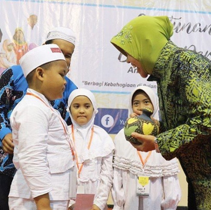 <p>Hmm, apa ya pesan yang disampaikan Risma ya? (Foto: Instagram @ trirismaharini)  </p>
