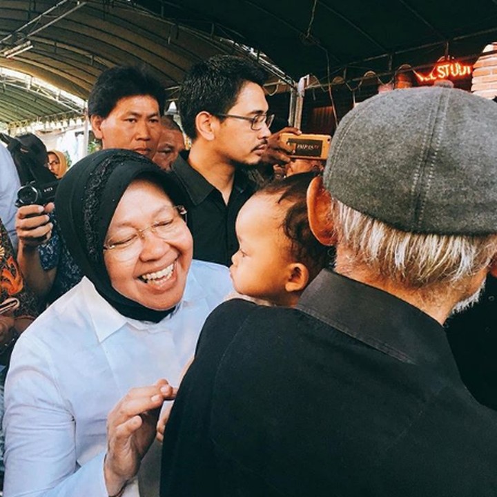 <p>Sedang disapa Bunda Tri Risma ya, Nak? Fokus banget, he-he-he. (Foto: Instagram @ trirismaharini)  </p>