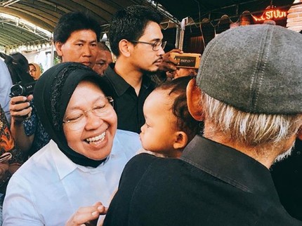 So Sweet! Kedekatan Tri Rismaharini dengan Anak-anak
