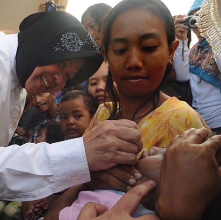 <p>Divaksin polio dulu ya, Nak. (Foto: Instagram @ trirismaharini)  </p>