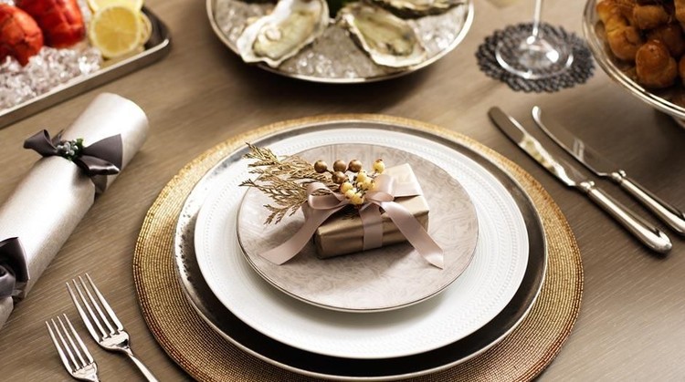Tips Menyusun Meja Makan di Rumah Semewah di Restoran Meja yang tersaji berbeda akan menunjukkan ada cinta kasih Bunda di dalamnya. Simak bersama yuk cara penyajian meja yang menarik hati.