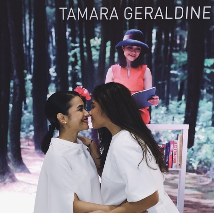 <p>Kompaknya Bunda Uthe dan anak-anak  seragam putih-putih. (Foto: Instagram @ nadinemmanuella)</p>