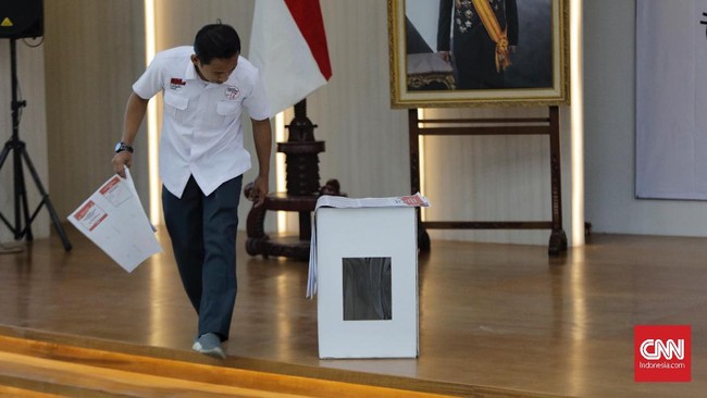 Tim Prabowo cemas jika kotak suara dari TPS kemudian disimpan di kecamatan lantaran camat-camat sekarang tak lagi bisa menjamin netralitasnya.