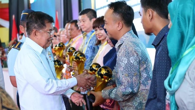 Wakil Presiden RI Jusuf Kalla (JK) memberikan penghargaan Indonesian Migrant Worker Award (IMWA) 2018.