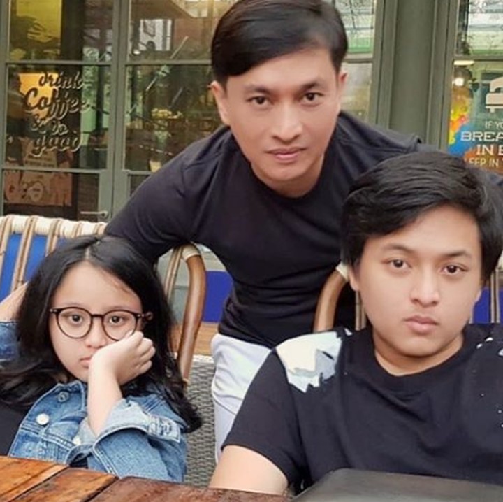 <p>Lebih kece mana, Bun? Gaya Arys atau Nadhira? He-he-he. (Foto: Instagram @ywpiano)  </p>