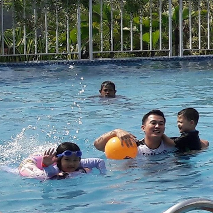 <p>Wah, asiknya quality time sambil main air. Hati-hati ya, pakai pelampung biar aman he-he-he. (Foto: Instagram @mandala_abadi_shoji)</p>