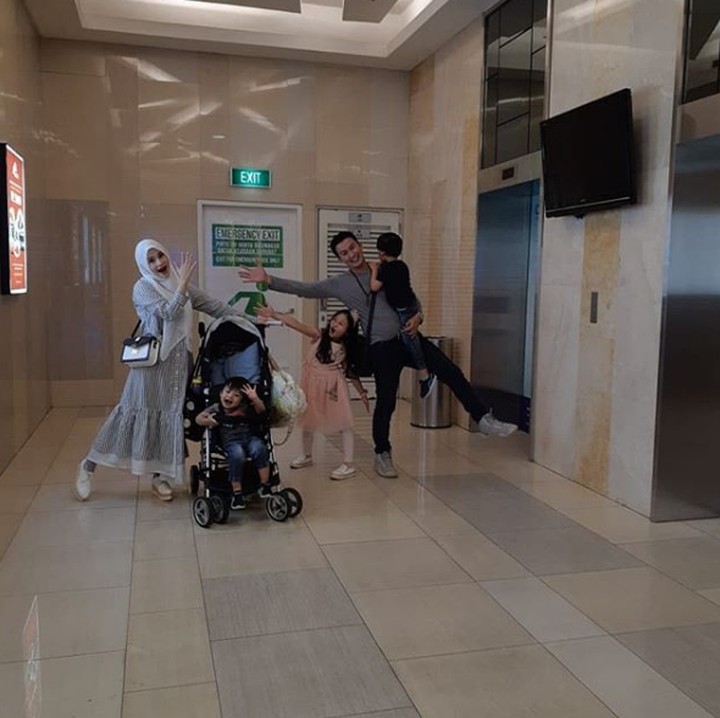 <p>Wah ini pose gaya apa nih? Ceria banget kayanya. (Foto: Instagram @mandala_abadi_shoji)</p>