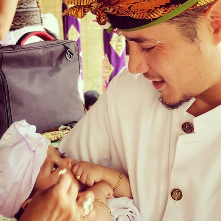 <p>Saat digendong sang ayah, si kecil manis sekali ya, Bun. (Foto: Instagram @ tjokgus)  </p>