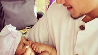 <p>Saat digendong sang ayah, si kecil manis sekali ya, Bun. (Foto: Instagram @ tjokgus)  </p>