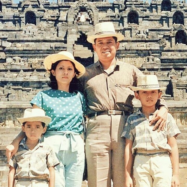 <p>Momen ini diambil ketika SBY dan keluarga berlibur ke Borobudur, Magelang. Hayoo Bun bisa tebak nggak ini tahun berapa? (Foto: Instagram @aniyudhoyono)</p>