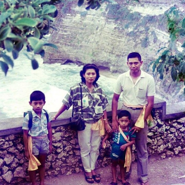 <p>Nah kalau ini potret 'jadul' 1985, saat keluarga SBY berlibur ke Bali. (Foto: Instagram @aniyudhoyono)</p>