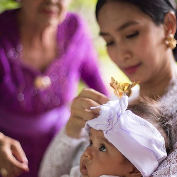 <p>Lucunya Adik Tjokorda Ngurah Rayidaru Kerthyasa saat proses syukuran. (Foto: Instagram @ tjokgus)</p>