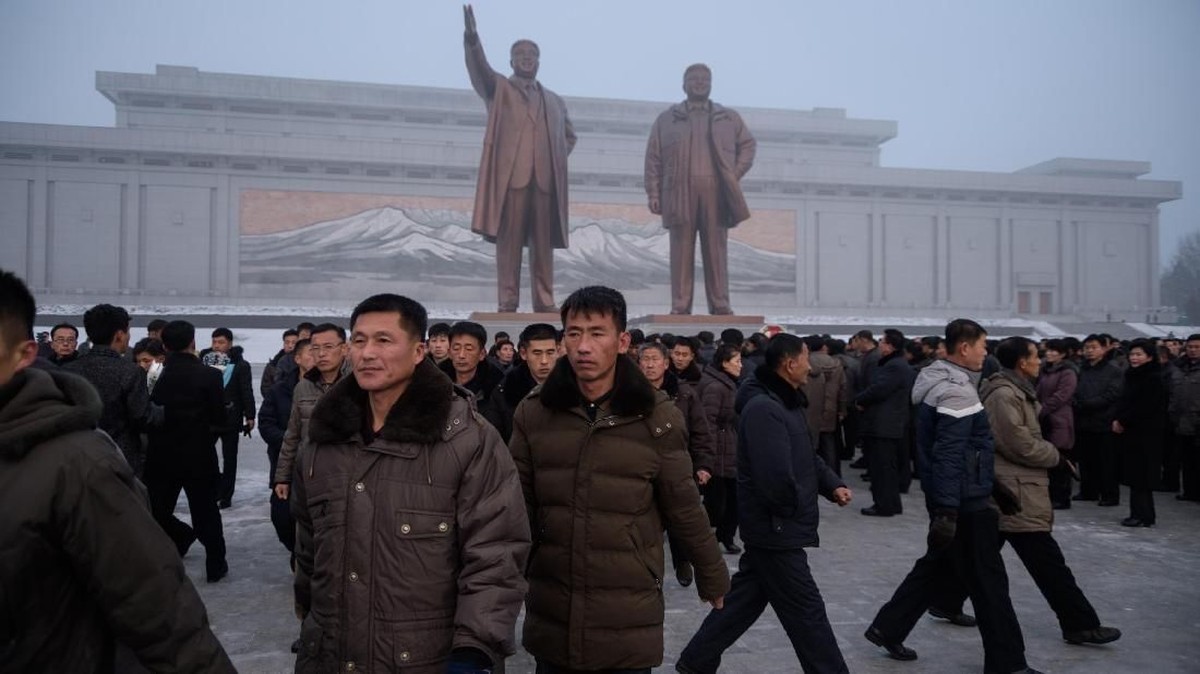 FOTO: Korut Peringati Tujuh Tahun Kematian Ayah Kim Jong-un