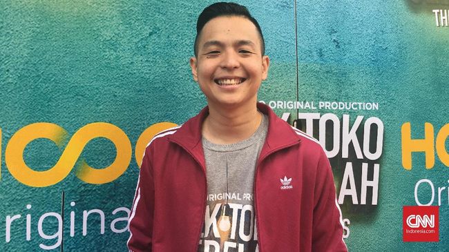 Komika Bintang Emon dan Ernest Prakasa baru-baru ini ikut membahas polemik Omnibus Law dengan banyolan-banyolan mereka di Instagram.
