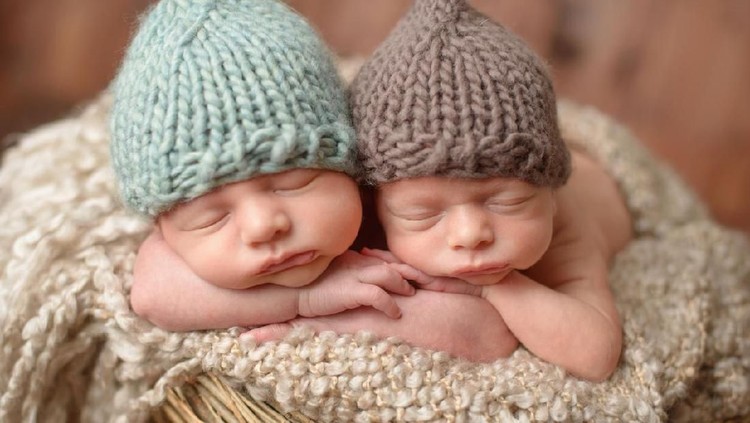Kondisi langka, seorang ibu melahirkan anak kembar tiga kali berturut-turut. Bagaimana bisa?
