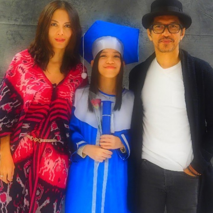 <p>Bagi orang tua seperti Ridho dan Ony, momen wisuda anak bisa jadi waktu yang paling berharga ya, he-he-he. (Foto: Instagram @ seroja_hafiedz)  </p>