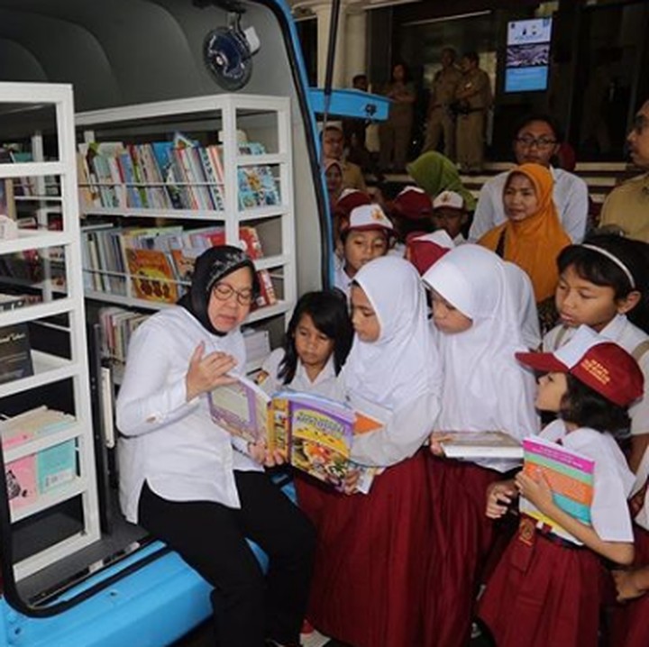<p>Perpustakaan bergerak kayal gini bisa meningkatkan literasi anak-anak lho. (Foto: Instagram @ trirismaharini)  </p>