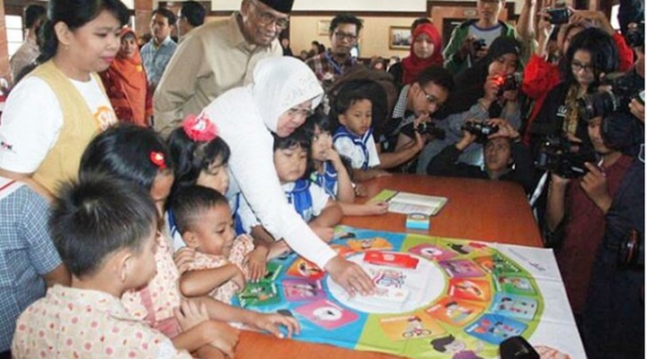 Wali Kota Surabaya Tri Rismaharini adalah sosok yang dekat banget dengan anak-anak, Bun.